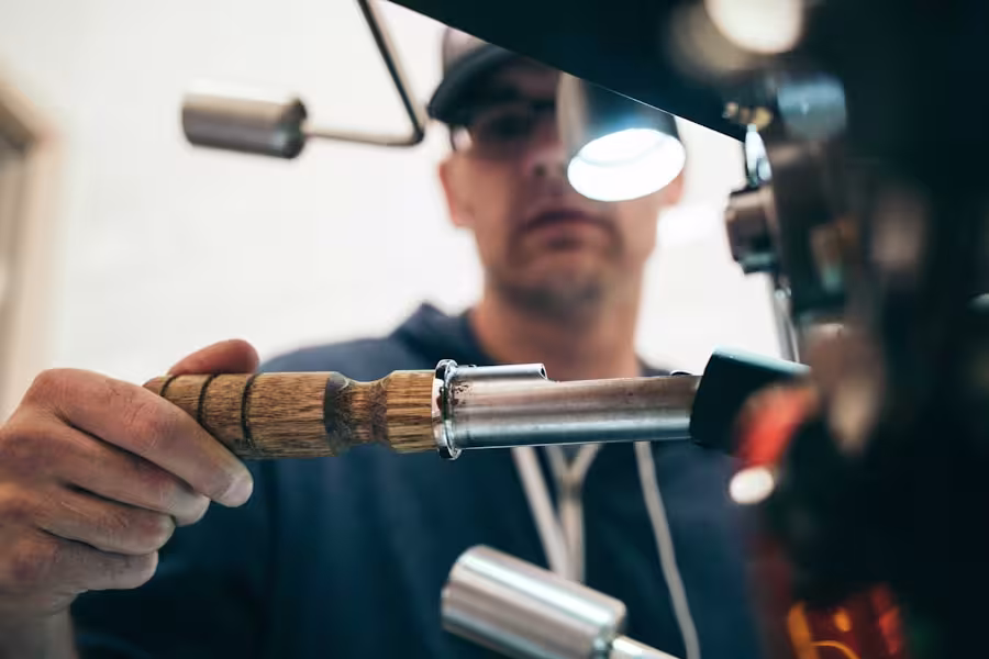 Interior da fábrica UsinaSul em Caxias do Sul com máquinas CNC de usinagem de precisão em operação para produção de peças industriais sob medida